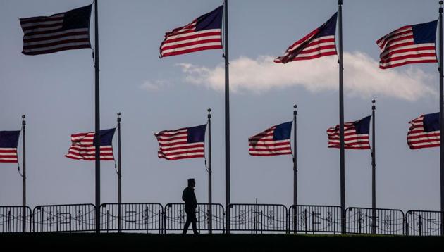 A man walks underneath U.S national flags at the Washington Monument on November 2, 2020 in Washington DC.(AFP photo)