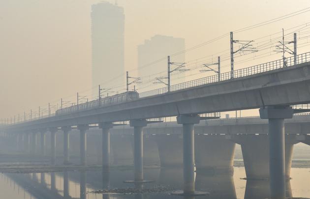 A metro train runs on a track amid hazy weather conditions, in New Delhi.(PTI) A metro train runs on a track amid hazy weather conditions, in New Delhi.(PTI)