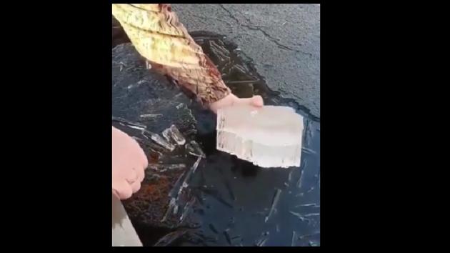 The image shows a person taking out a chunk of ice. (Reddit) The image shows a person taking out a chunk of ice. (Reddit)