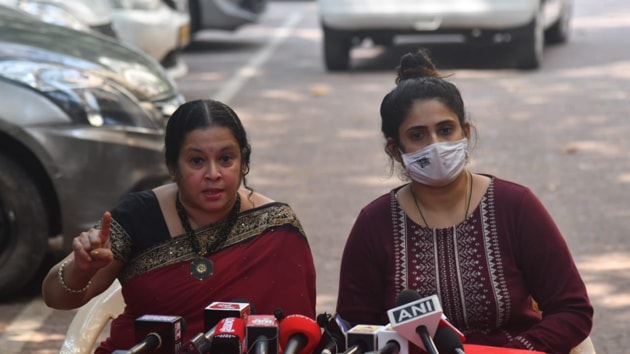 Anvay Naik’s wife Akshata Naik and daughter address the media at Prabhadevi in Mumbai on Tuesday,(Pratik Chorge/HT PHOTO)