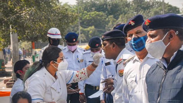 Traffic police personnel give samples for Covid-19 tests, at a camp in Noida.(PTI) Traffic police personnel give samples for Covid-19 tests, at a camp in Noida.(PTI)