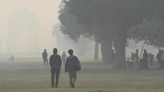 Morning walkers at India Gate amid rising air pollution in New Delhi.(File photo) Morning walkers at India Gate amid rising air pollution in New Delhi.(File photo)