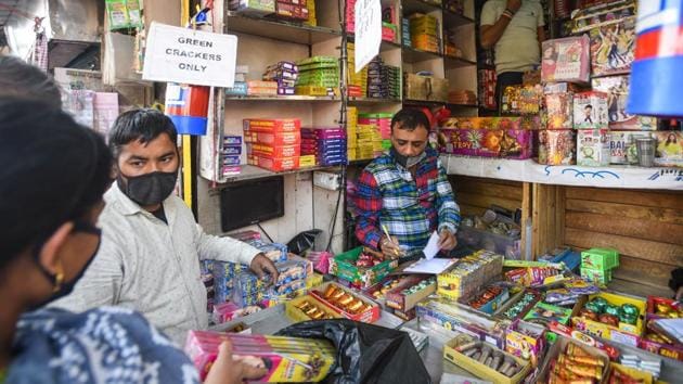 The Delhi government on Thursday imposed a complete ban on the sale and bursting of all fire crackers, including green crackers, from November 7 to 30, after chief minister Arvind Kejriwal reviewed the worsening air pollution and the Covid-19 situation in the city.(Amal KS/HT PHOTO)