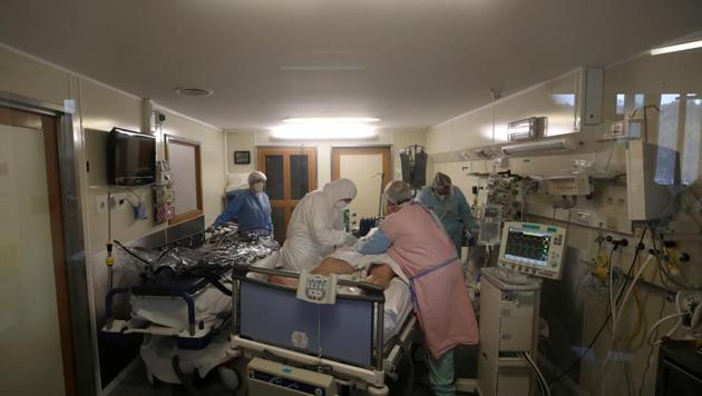 According to the scientists, nearly 90 per cent of the patients showed additional characteristics that were quite unique to Covid-19 compared to other forms of pneumonia.(Reuters Photo. Representative image) According to the scientists, nearly 90 per cent of the patients showed additional characteristics that were quite unique to Covid-19 compared to other forms of pneumonia.(Reuters Photo. Representative image)