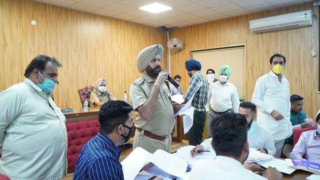 Police personnel conducting the auction of 2,200 unclaimed vehicles, of which 1,705 were sold, at police lines in Ludhiana on Wednesday.(HT Photo) Police personnel conducting the auction of 2,200 unclaimed vehicles, of which 1,705 were sold, at police lines in Ludhiana on Wednesday.(HT Photo)