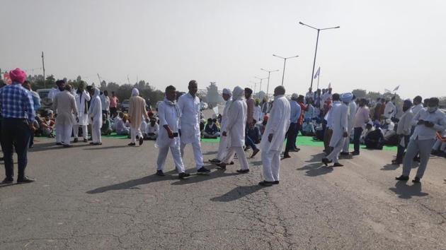 Farmers blocking National Highway 44 in Karnal on Thursday. (HT PHOTO) Farmers blocking National Highway 44 in Karnal on Thursday. (HT PHOTO)