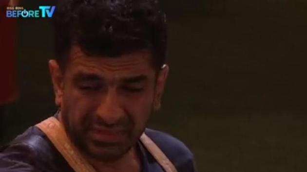 Eijaz Khan was seen crying as he had a conversation with Shardul Pandit and remembered his family.