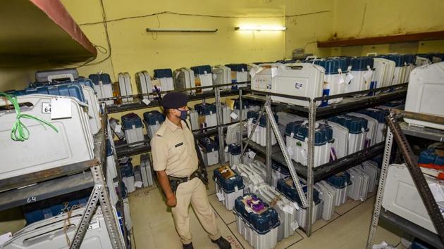A security person guards a strong room where EVMs are kept, after the second phase of Bihar Assembly elections, in Patna on November 4.(PTI)