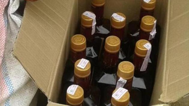 The bottles seized from a truck coming from West Bengal were packed in 405 cartons (Representative image/HT PHOTO) The bottles seized from a truck coming from West Bengal were packed in 405 cartons (Representative image/HT PHOTO)