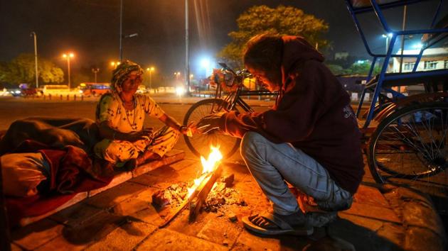 People warm themselves next to a fire at Nizamuddin in New Delhi on November 2. Delhi’s minimum temperature on November 3 was at 10 degrees Celsius at 6:30am -- lower than the minimum temperatures recorded in Dalhousie (10.9 degrees), Kasauli (10.7 degrees), Dharamsala (10.6 degrees), Kangra (10.2 degrees), and Mussoorie (10.4 degrees) on the same day. (Amal KS / HT Photo) People warm themselves next to a fire at Nizamuddin in New Delhi on November 2. Delhi’s minimum temperature on November 3 was at 10 degrees Celsius at 6:30am -- lower than the minimum temperatures recorded in Dalhousie (10.9 degrees), Kasauli (10.7 degrees), Dharamsala (10.6 degrees), Kangra (10.2 degrees), and Mussoorie (10.4 degrees) on the same day. (Amal KS / HT Photo)
