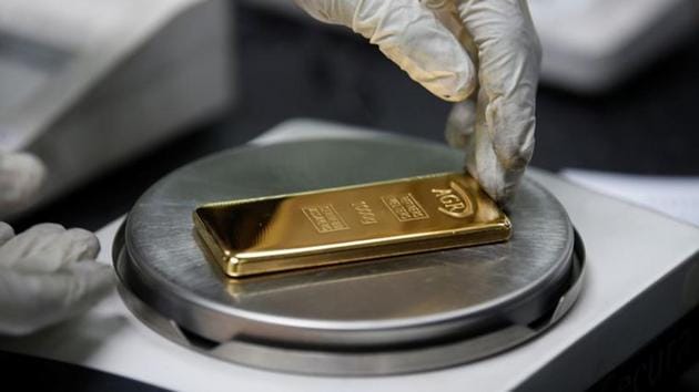 FILE PHOTO: An employee weighs a 1kg gold bar at AGR (African Gold Refinery) in Entebbe, Uganda. (Reuters File Photo) FILE PHOTO: An employee weighs a 1kg gold bar at AGR (African Gold Refinery) in Entebbe, Uganda. (Reuters File Photo)