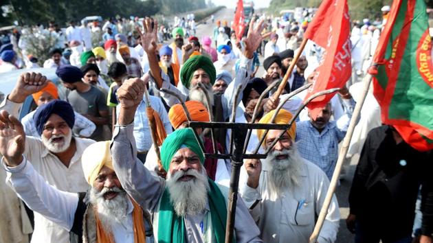 Members of various farmers' unions demonstrate blocking NH 44 Delhi-Amritsar Highway on the Punjab-Haryana border in protest against the new farm reform laws in Shambhu, Patiala District, Punjab.(Bharat Bhushan/HT Photo)