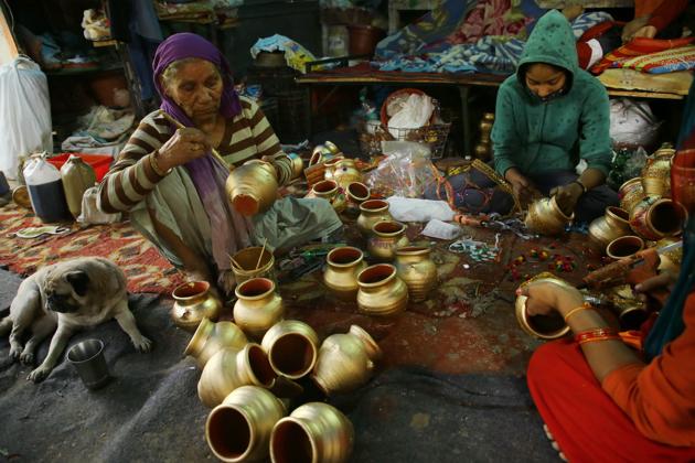 Potters at Matka Market in Sarojini Nagar hope for better sales as Diwali nears.(Photo: RAAJESSH KASHYAP/ HT)