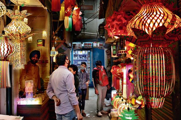 Amid the pandemic this year, wholesale shopkeepers in Old Delhi’s markets are taking the virtual route to boost their sales.(PHOTO: Shivam Saxena/ HT)