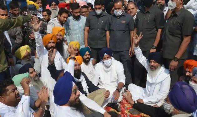 Members of Shiromani Akali Dal protesting in Ludhiana on Wednesday. (HT Photo) Members of Shiromani Akali Dal protesting in Ludhiana on Wednesday. (HT Photo)