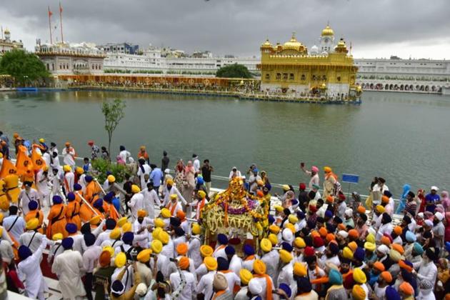 A nagar kirtan (religious procession) at Golden Temple. In June last year, Shiromani Gurdwara Parbandhak Committee (SGPC) chief secretary Roop Singh said holy scriptures, artefacts and historical books, which were part of the Sikh Reference Library, were taken away by the army during the operation in 1984.(HT file photo)