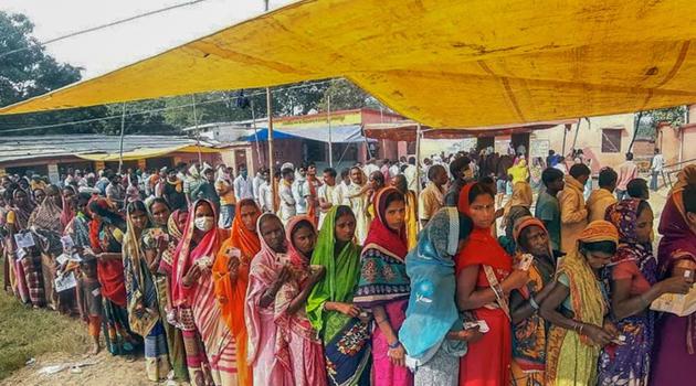 Voters stand in a queue to cast their votes for Bihar assembly elections.(PTI)