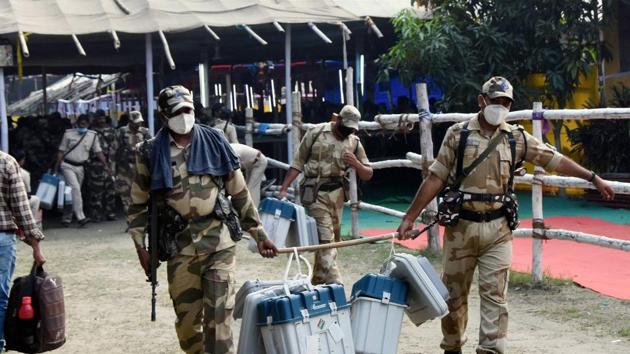 Security personnel carrying EVMs and VVPAT machines leave for polling booths from a distribution centre ahead of the third and final phase of Bihar Assembly elections in Hajipur.(PTI) Security personnel carrying EVMs and VVPAT machines leave for polling booths from a distribution centre ahead of the third and final phase of Bihar Assembly elections in Hajipur.(PTI)