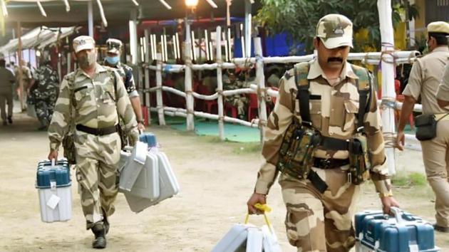 Security personnel with VVAT and EVM machines headed for polling booths from a distribution centre ahead of the third phase of Bihar Assembly election in Hajipur, Bihar. (Photo by Santosh Kumar/ Hindustan Times)