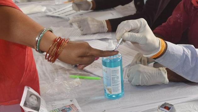An election official marks a voter’s finger with indelible ink after casting their ballots during the second phase of Bihar assembly election at Bankipur constituency in Patna, Bihar, India, on Tuesday, November 03, 2020. (Photo by Parwaz Khan / Hindustan Times) An election official marks a voter’s finger with indelible ink after casting their ballots during the second phase of Bihar assembly election at Bankipur constituency in Patna, Bihar, India, on Tuesday, November 03, 2020. (Photo by Parwaz Khan / Hindustan Times)
