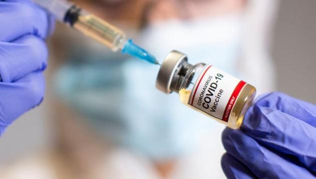 A woman holds a small bottle labeled with a "Coronavirus Covid-19 Vaccine" sticker and a medical syringe in this illustration taken, October 30, 2020 (REUTERS/Dado Ruvic/File Photo) A woman holds a small bottle labeled with a "Coronavirus Covid-19 Vaccine" sticker and a medical syringe in this illustration taken, October 30, 2020 (REUTERS/Dado Ruvic/File Photo)