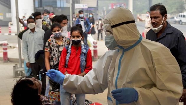 A health worker conducts Covid-19 RAT test at Anand Vihar Bus Terminal, as coronavirus cases surge across the national capital, in New Delhi.(PTI) A health worker conducts Covid-19 RAT test at Anand Vihar Bus Terminal, as coronavirus cases surge across the national capital, in New Delhi.(PTI)