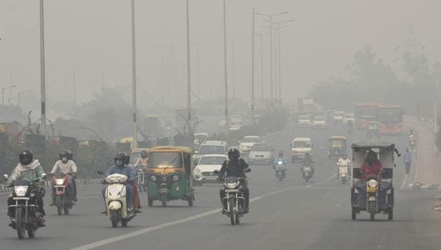 Commuters travel on a road blanketed in thick haze amid rising air pollution levels, near Anand Vihar, in New Delhi, India, on Wednesday, November 4, 2020.(Vipin Kumar/HT photo)