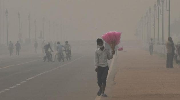 A man sells cotton candy on a road blanketed in thick haze amid rising air pollution levels, in New Delhi, India, on Wednesday, November 4, 2020.(Vipin Kumar/HT photo)