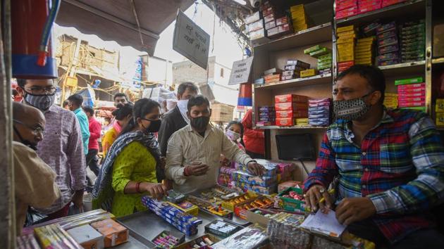 People buy firecrackers from a shop ahead of Diwali festival.(Amal KS/HT PHOTO) People buy firecrackers from a shop ahead of Diwali festival.(Amal KS/HT PHOTO)