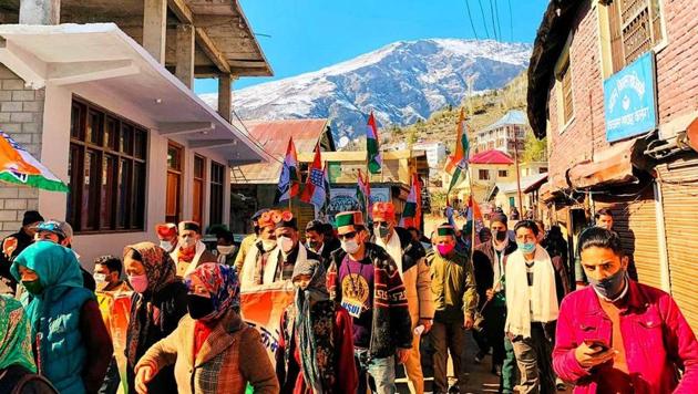 Congress workers during the protest at Lahaul-Spiti district headquarters Keylong.(HT photo)