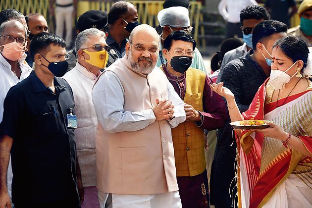 Home Minister Amit Shah (C) arrives at the Dakshineswar Kali temple on the outskirts of Kolkata on November 6, 2020. (AFP) Home Minister Amit Shah (C) arrives at the Dakshineswar Kali temple on the outskirts of Kolkata on November 6, 2020. (AFP)