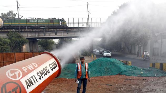 An anti-smog gun installed at Ring Road near Pragati Maidan to control air pollution, in New Delhi on Thursday.(ANI)
