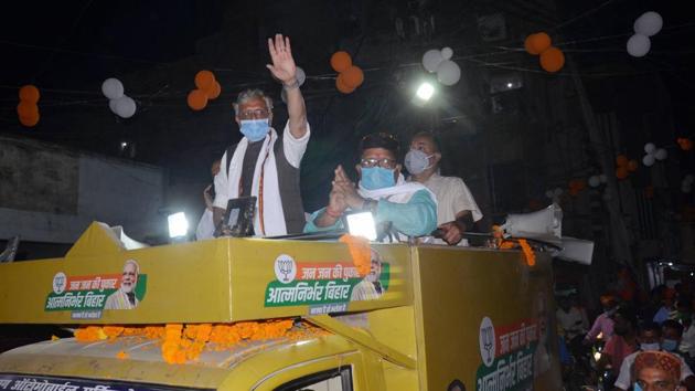 Bihar Deputy CM Sushil Kumar Modi waves at his supporters during a public rally in Muzaffarpur district of Bihar.(PTI)