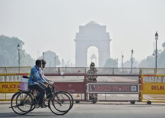 A general view of India Gate covered with thick smog as the air quality deteriorates with the rise of pollutants in the atmosphere, in New Delhi on Thursday. (ANI photo) A general view of India Gate covered with thick smog as the air quality deteriorates with the rise of pollutants in the atmosphere, in New Delhi on Thursday. (ANI photo)
