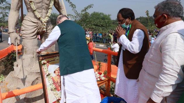 TMC leaders alleged that home minister Amit Amit Shah was so ignorant of Bengal’s culture that he garlanded the wrong statue. (Photo@BJP4Bengal) TMC leaders alleged that home minister Amit Amit Shah was so ignorant of Bengal’s culture that he garlanded the wrong statue. (Photo@BJP4Bengal)