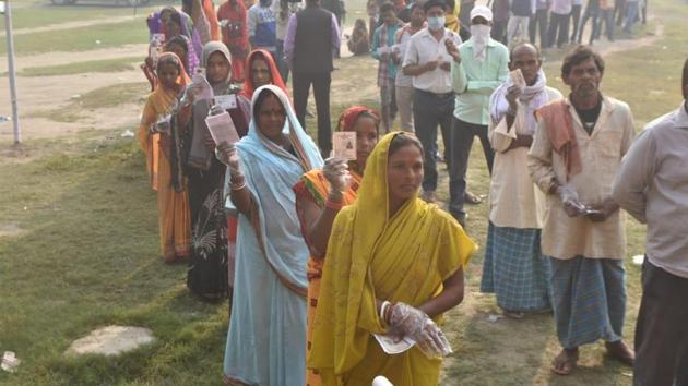 Voters queue to cast their ballots during the third phase of Bihar Assembly Elections at Mahuwa constituency in Vaishali district of Bihar on Saturday.(Parwaz Khan /HT Photo)