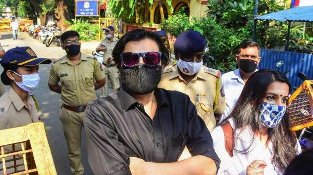 Republic TV Editor-in-Chief Arnab Goswami walks with Output Editor Sagarika Mitra to N M Joshi Marg Police Station to express solidarity with her as she complied with the summons issued to her by the police in connection with TRP case, in Mumbai. (PTI) Republic TV Editor-in-Chief Arnab Goswami walks with Output Editor Sagarika Mitra to N M Joshi Marg Police Station to express solidarity with her as she complied with the summons issued to her by the police in connection with TRP case, in Mumbai. (PTI)