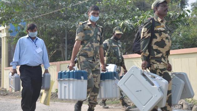 Security personnel with VVAT and EVM machines headed for polling booths from a distribution centre ahead of the third phase of Bihar Assembly election in Hajipur, Bihar on Friday.(Santosh Kumar/HT Photo) Security personnel with VVAT and EVM machines headed for polling booths from a distribution centre ahead of the third phase of Bihar Assembly election in Hajipur, Bihar on Friday.(Santosh Kumar/HT Photo)