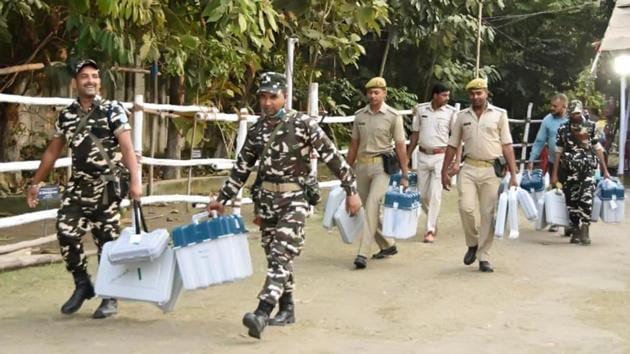 Security personnel with VVAT and EVM machines headed for polling booths from a distribution centre ahead of the third phase of Bihar Assembly election in Hajipur, Bihar on Friday. (Santosh Kumar/HT Photo) Security personnel with VVAT and EVM machines headed for polling booths from a distribution centre ahead of the third phase of Bihar Assembly election in Hajipur, Bihar on Friday. (Santosh Kumar/HT Photo)