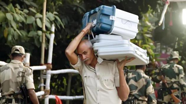 Security personnel with VVAT and EVM machines headed for polling booths from a distribution centre ahead of the third phase of Bihar Assembly election in Hajipur, Bihar on Friday.(Santosh Kumar/HT Photo)