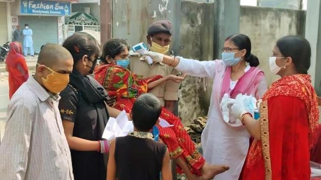 Voters are thermal screened as they arrive at a polling booth during the third phase of Bihar Assembly election in Muzaffarpur on Saturday. (HT PHOTO) Voters are thermal screened as they arrive at a polling booth during the third phase of Bihar Assembly election in Muzaffarpur on Saturday. (HT PHOTO)