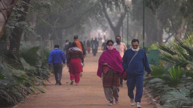 Morning walkers out in warm clothes on a cold winter morning at Green Park, New Delhi, India, on Friday, November 6, 2020. (Amal KS/HT PHOTO) Morning walkers out in warm clothes on a cold winter morning at Green Park, New Delhi, India, on Friday, November 6, 2020. (Amal KS/HT PHOTO)