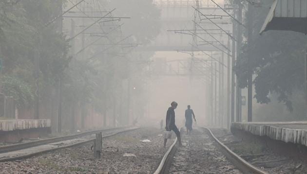 People walk along railway tracks on smoggy morning near Lodhi colony in New Delhi on Friday.(Amal KS/HT PHOTO) People walk along railway tracks on smoggy morning near Lodhi colony in New Delhi on Friday.(Amal KS/HT PHOTO)