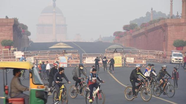 Morning walkers and cyclists amid smog and cold weather at Vijay Chowk in New Delhi. (Photo by Arvind Yadav/ Hindustan Times) (Arvind Yadav/HT PHOTO) Morning walkers and cyclists amid smog and cold weather at Vijay Chowk in New Delhi. (Photo by Arvind Yadav/ Hindustan Times) (Arvind Yadav/HT PHOTO)
