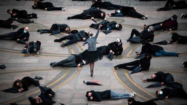 Demonstrators from various economic sectors gather to protest against the closing of “non-essential” business in Toulouse on November 6. (Lionel Bonaventure / AFP)