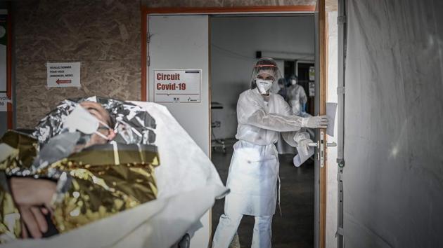 A medical personnel arrives to attend to a person suspected to have contracted Covid-19 at Robert Boulin hospital in Libourne on November 6. Pressure on French hospitals and nursing homes is continuously mounting after more than 400 people with Covid-19 infection have died in the past week, bringing total number of coronavirus related deaths to 39,865. (Philippe Lopez / AFP)