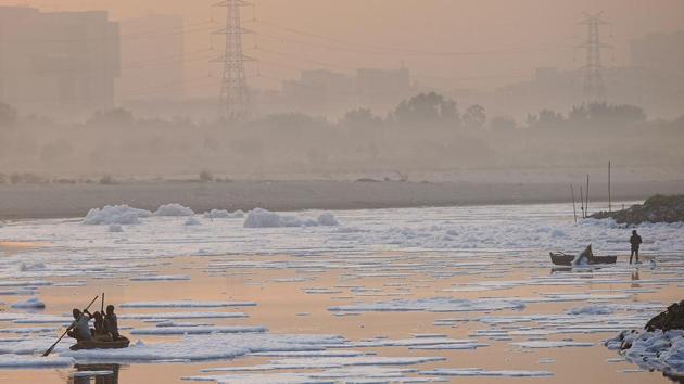 Fishermen at work in the polluted waters of the Yamuna River on a smog-ridden day in New Delhi on November 7. According to Central Pollution Control Board (CPCB) data, the air quality plunged into the “severe” category on 24 occasions last year. In 2018, there were 20 such days and in 2017, there were nine days when the AQI levels remained in the red zone. (Biplov Bhuyan / HT Photo) Fishermen at work in the polluted waters of the Yamuna River on a smog-ridden day in New Delhi on November 7. According to Central Pollution Control Board (CPCB) data, the air quality plunged into the “severe” category on 24 occasions last year. In 2018, there were 20 such days and in 2017, there were nine days when the AQI levels remained in the red zone. (Biplov Bhuyan / HT Photo)