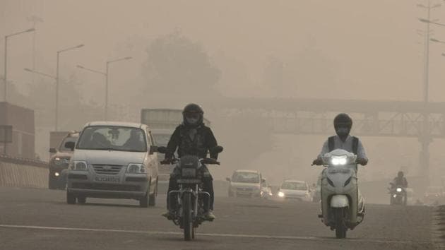 Commuters on NH-48 amid smog in Gurugram on Sunday.(Parveen Kumar/HT)