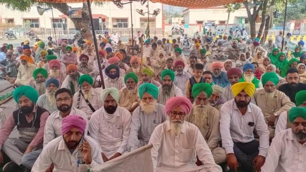 Farmers protesting outside the railway station in Mansa on Sunday.(Sanjeev Kumar/HT)