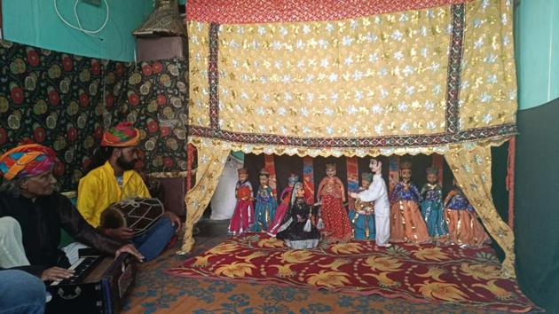 Puppeteers in Delhi’s Anand Parvat narrating the stories from a school syllabus trough puppetry. (HT PHOTO) Puppeteers in Delhi’s Anand Parvat narrating the stories from a school syllabus trough puppetry. (HT PHOTO)